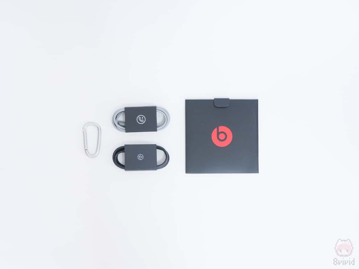 Beats by Dr. Dre『Beats Solo3 Wireless（Mickey’s 90th ver.）』の付属品一覧。