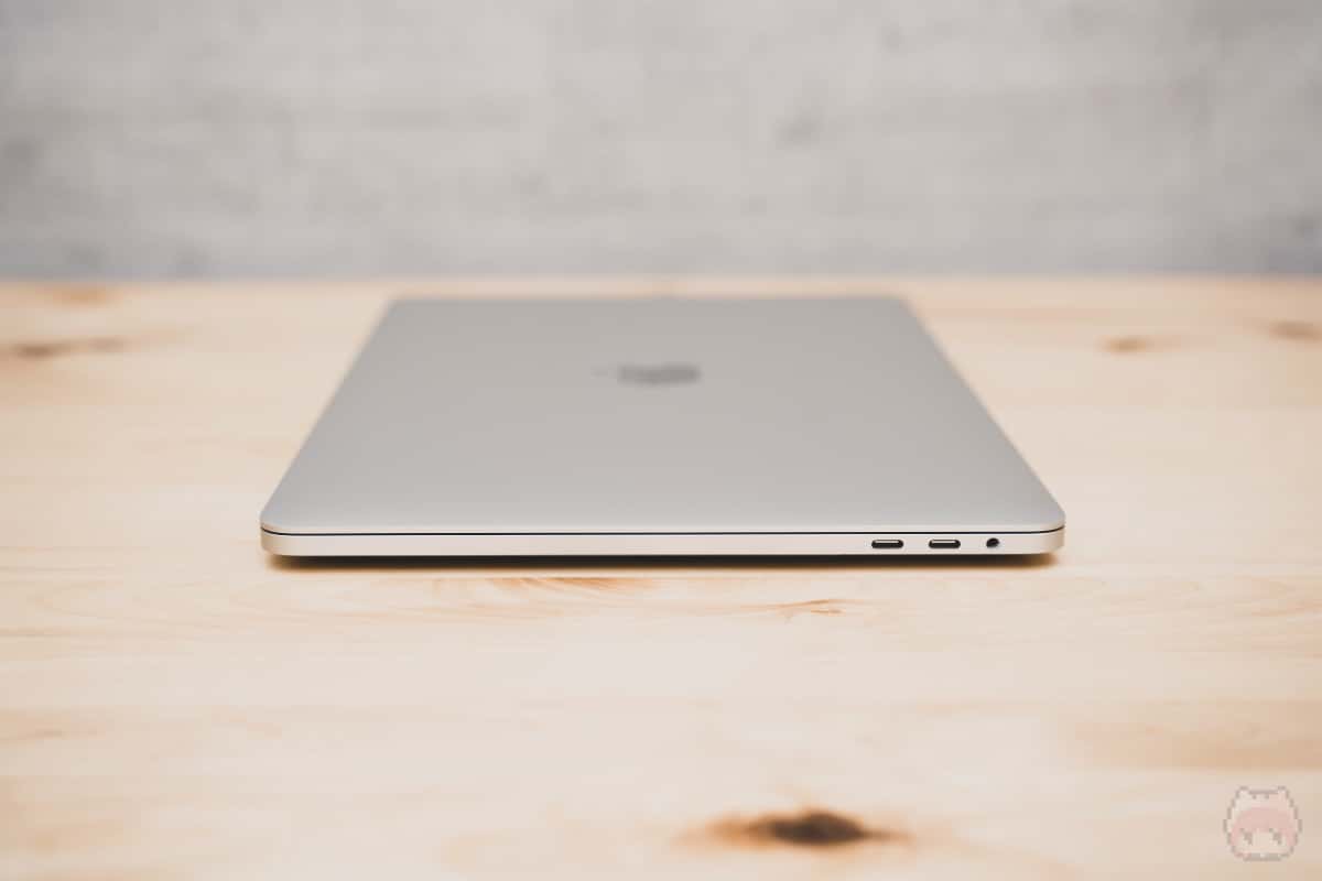 MacBook Pro 13インチ（2020）右面。
