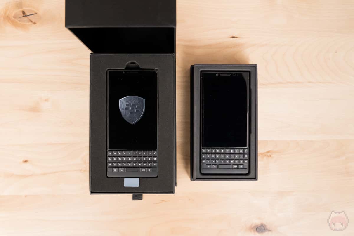 左：BlackBerry KEY2 Last Edition 右：BlackBerry KEY2